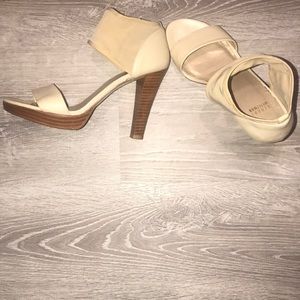 Stuart Weitzman nude heels